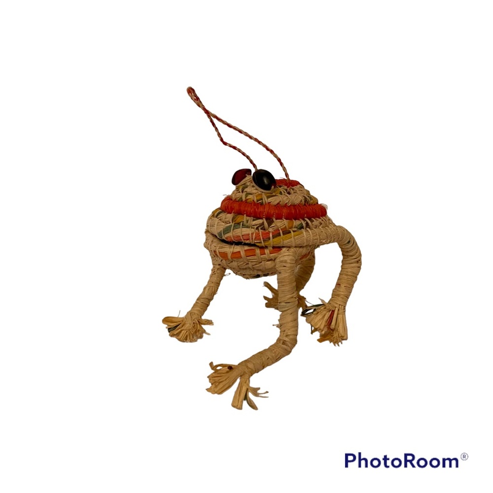 PERU HOLIDAY ORNAMENT HANDMADE NATURAL TAN RATTAN STRAW RED GREEN FROG HOME XMAS